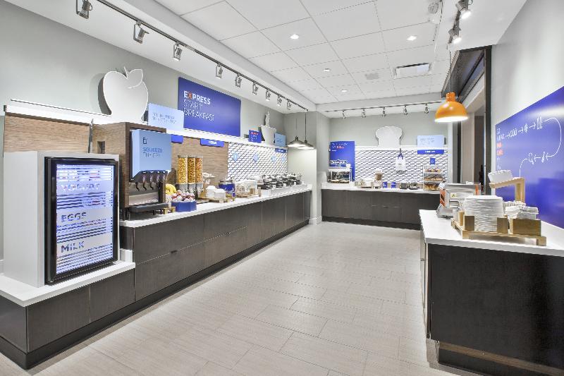 ホリデイ イン エクスプレス&スイーツ オケモス ユニバーシティ エリア Okemos エクステリア 写真